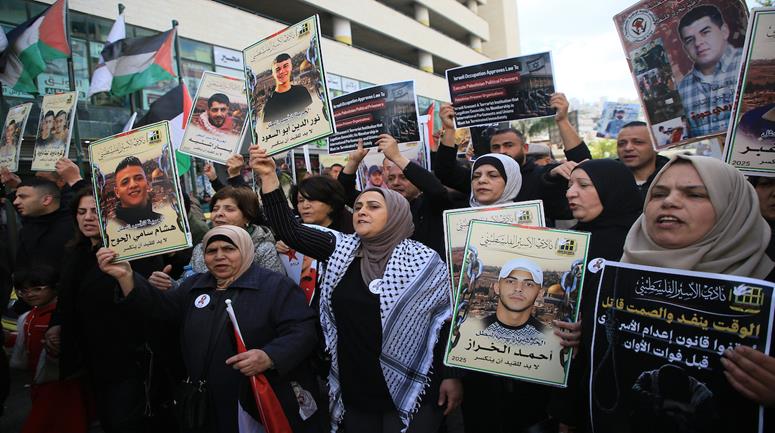 أهالي الأسرى يشاركون في وقفة احتجاجية وسط مدينة نابلس، تنديداً بالقانون الإسرائيلي الذي يسمح بإعدام الأسرى الفلسطينيين